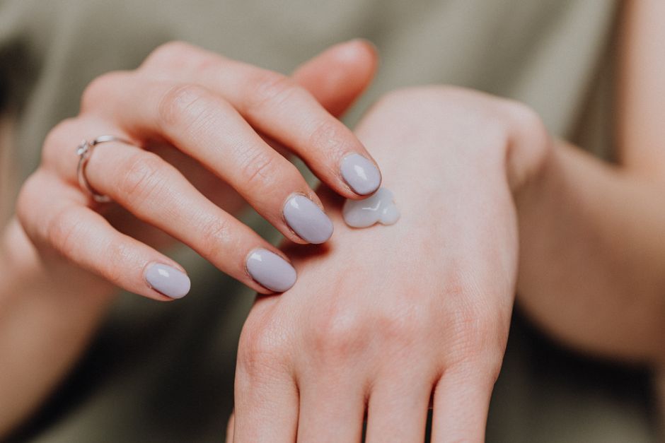 Cold Weather Skincare Under Makeup: Hydration Without Shine