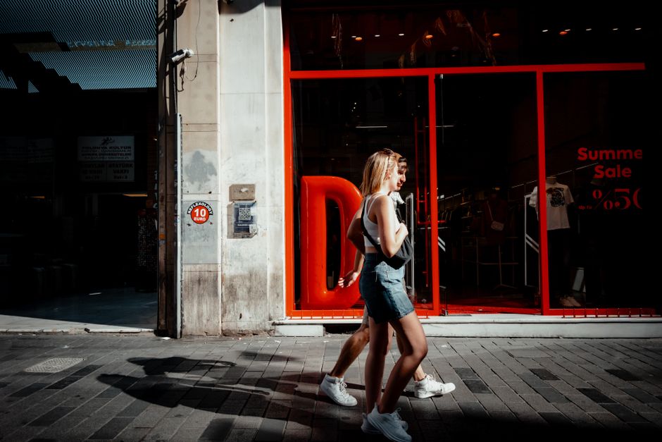 Explore the vibrant energy of İstanbul's shopping streets with this compelling image